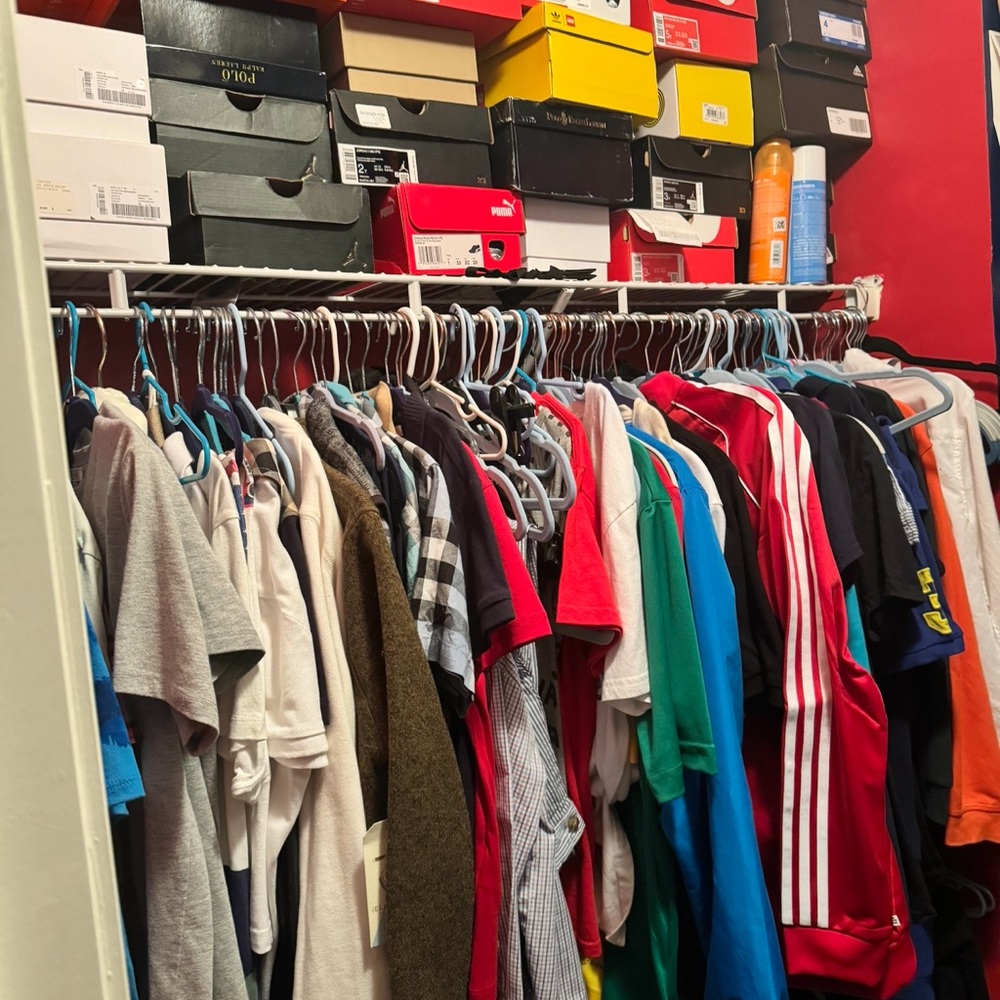 I’m live!!! Like this listing to be notified- Boy’s clothes clear-out - Picture 1 of 2